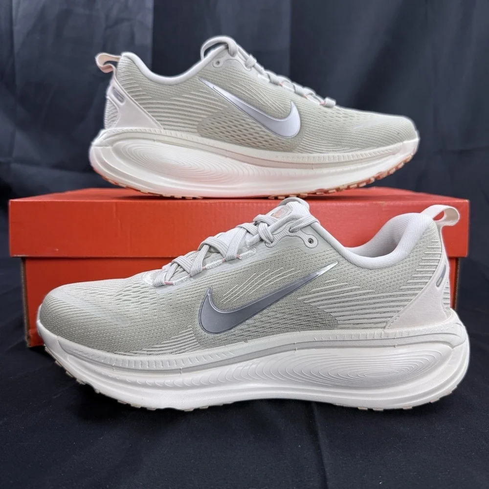Size 7 Nike Vomero 18 Light Bone Metallic Silver Women's Running Shoes Men's 5.5